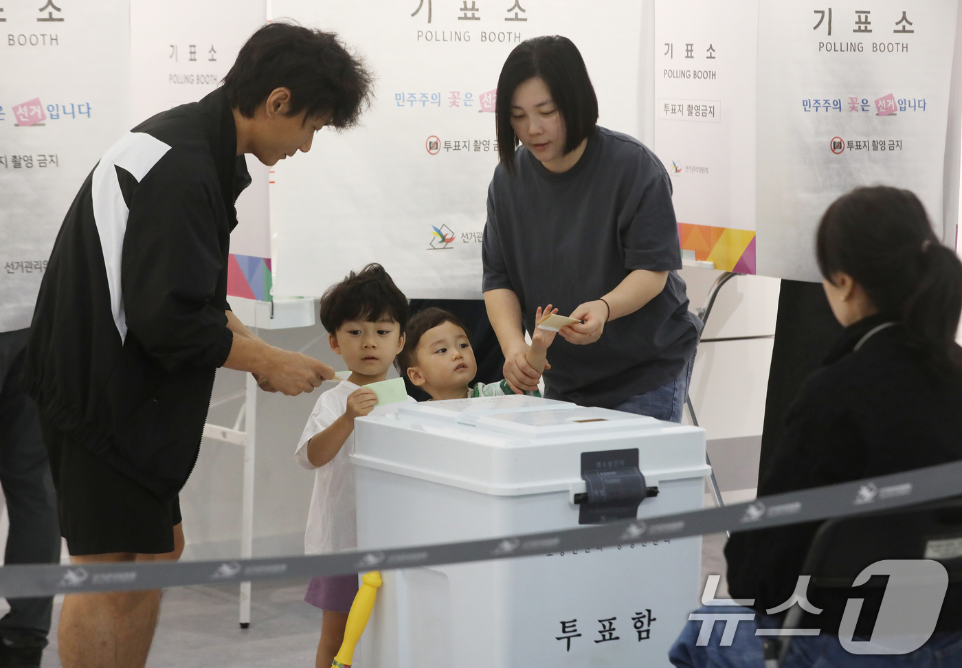 (부산=뉴스1) 윤일지 기자 = 제9회 전국동시지방선거 및 국회의원 재·보궐선거일인 3일 부산 부산진구청에 마련된 부암제1동제4투표소에서 유권자들이 아이들과 함께 투표를 하고 있다 …