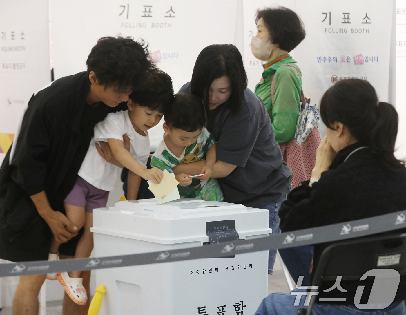 (부산=뉴스1) 윤일지 기자 = 제9회 전국동시지방선거 및 국회의원 재·보궐선거일인 3일 부산 부산진구청에 마련된 부암제1동제4투표소에서 유권자들이 아이들과 함께 투표를 하고 있다 …