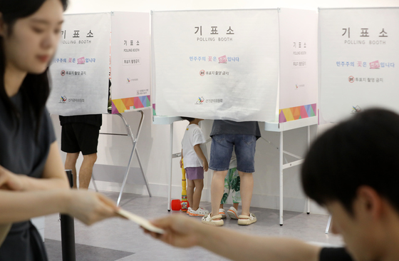 오전 내내 가팔랐던 6·3 지선 투표율…8년 만에 60% 벽 넘나