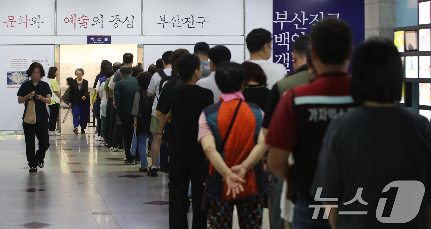 (부산=뉴스1) 윤일지 기자 = 제9회 전국동시지방선거 및 국회의원 재·보궐선거일인 3일 부산 부산진구청에 마련된 부암제1동제4투표소에서 유권자들이 투표를 하기 위해 줄을 서 있다 …
