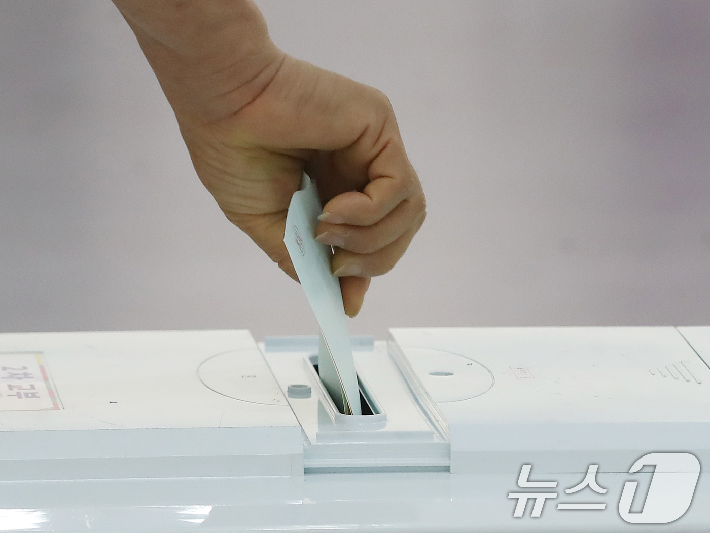 (부산=뉴스1) 윤일지 기자 = 제9회 전국동시지방선거 및 국회의원 재·보궐선거일인 3일 부산 부산진구청에 마련된 부암제1동제4투표소에서 유권자들이 투표를 하고 있다.  2026. …
