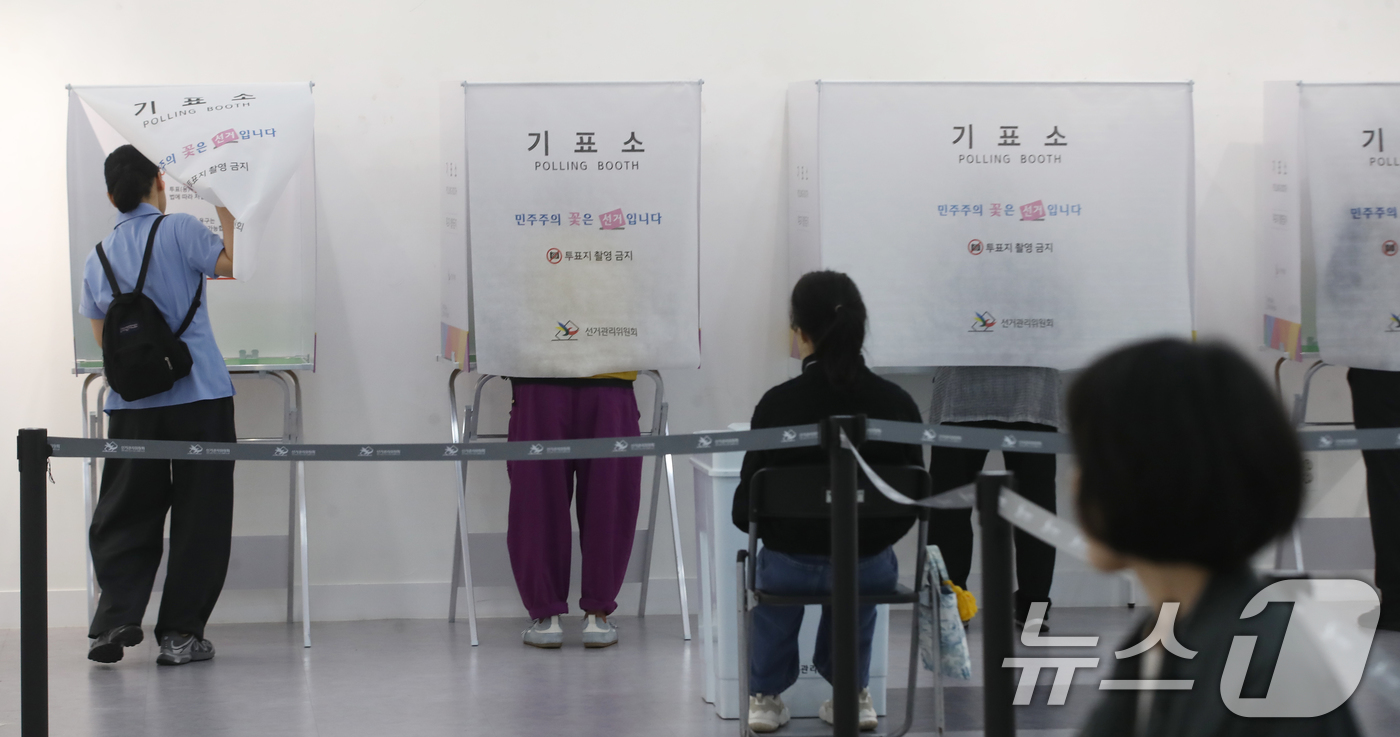 (부산=뉴스1) 윤일지 기자 = 제9회 전국동시지방선거 및 국회의원 재·보궐선거일인 3일 부산 부산진구청에 마련된 부암제1동제4투표소에서 유권자가 투표를 하고 있다.  2026.6 …