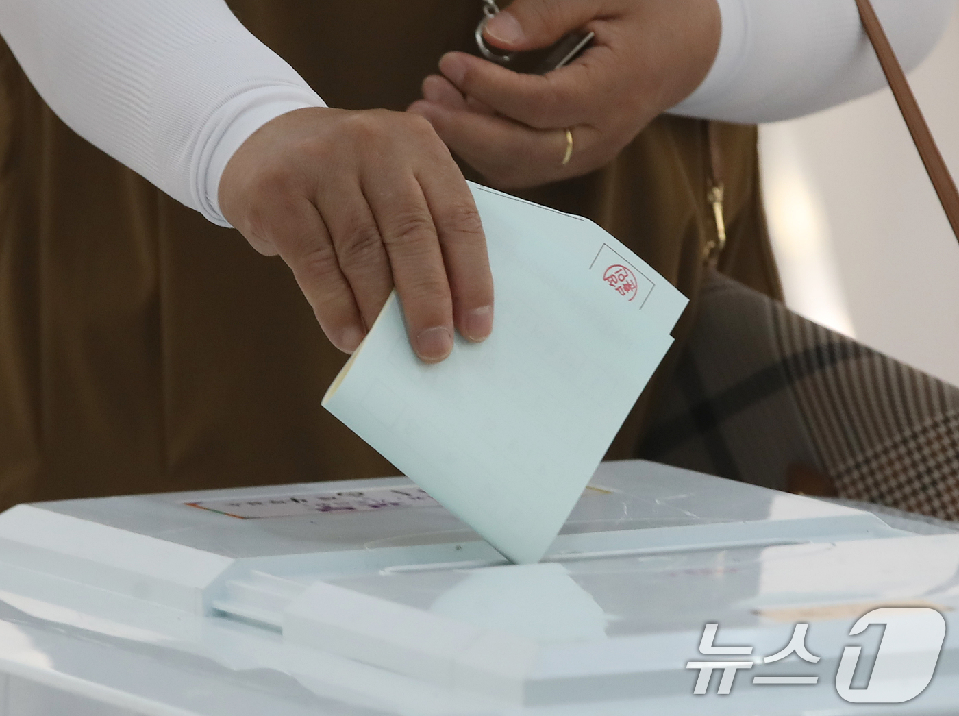 (부산=뉴스1) 윤일지 기자 = 제9회 전국동시지방선거 및 국회의원 재·보궐선거일인 3일 부산 부산진구청에 마련된 부암제1동제4투표소에서 유권자들이 투표를 하고 있다.  2026. …