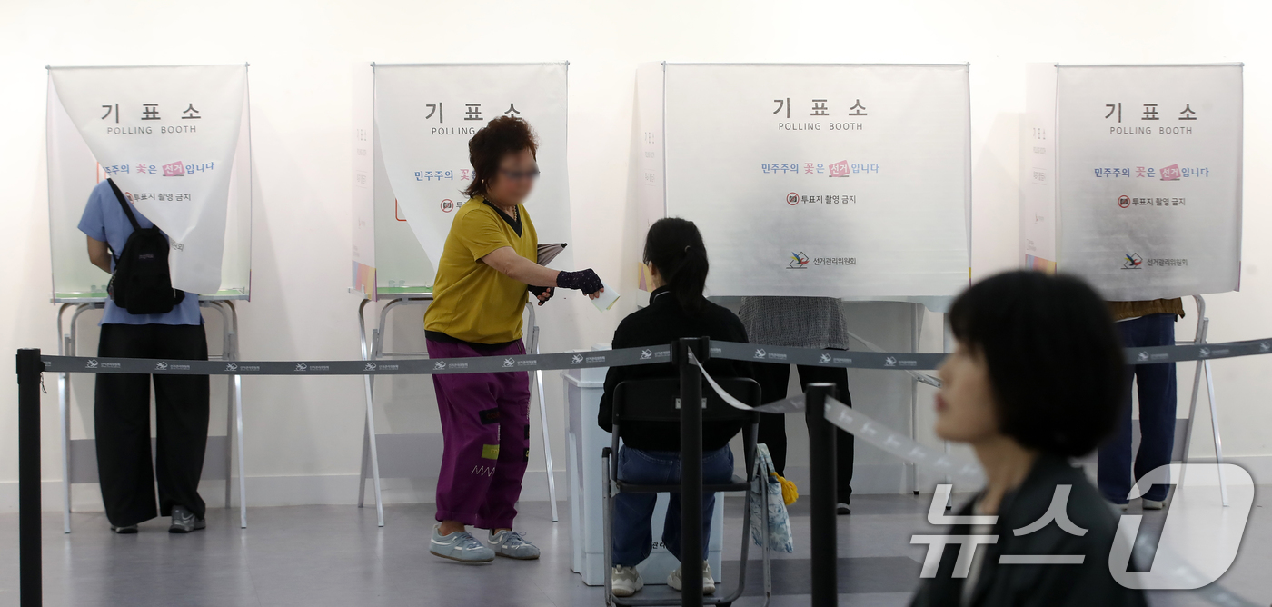 (부산=뉴스1) 윤일지 기자 = 제9회 전국동시지방선거 및 국회의원 재·보궐선거일인 3일 부산 부산진구청에 마련된 부암제1동제4투표소에서 유권자들이 투표를 하고 있다.  2026. …