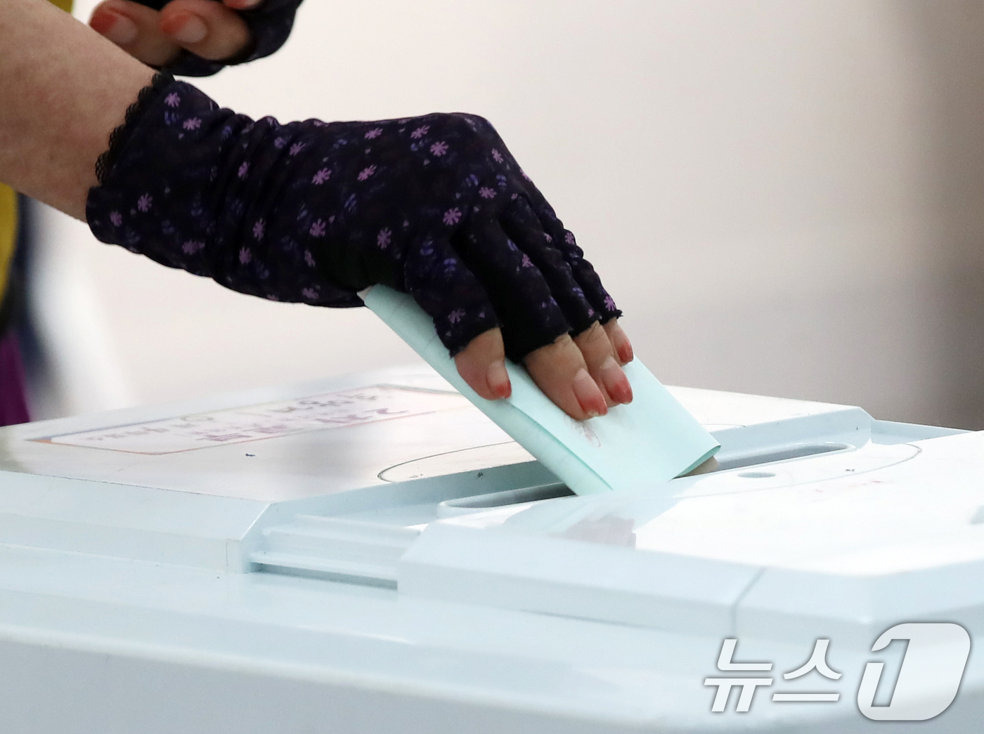 (부산=뉴스1) 윤일지 기자 = 제9회 전국동시지방선거 및 국회의원 재·보궐선거일인 3일 부산 부산진구청에 마련된 부암제1동제4투표소에서 유권자들이 투표를 하고 있다.  2026. …
