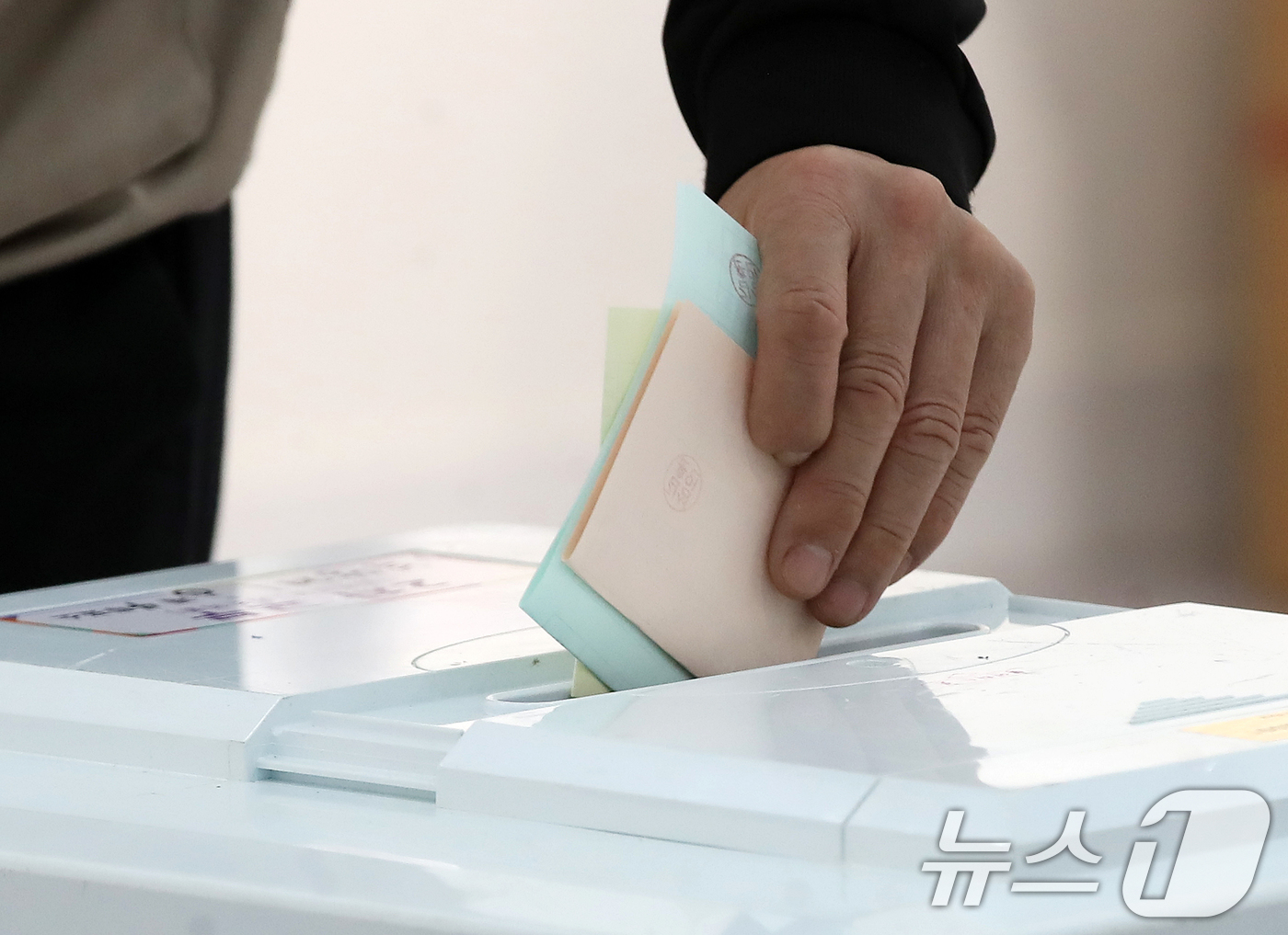 (부산=뉴스1) 윤일지 기자 = 제9회 전국동시지방선거 및 국회의원 재·보궐선거일인 3일 부산 부산진구청에 마련된 부암제1동제4투표소에서 유권자들이 투표를 하고 있다.  2026. …