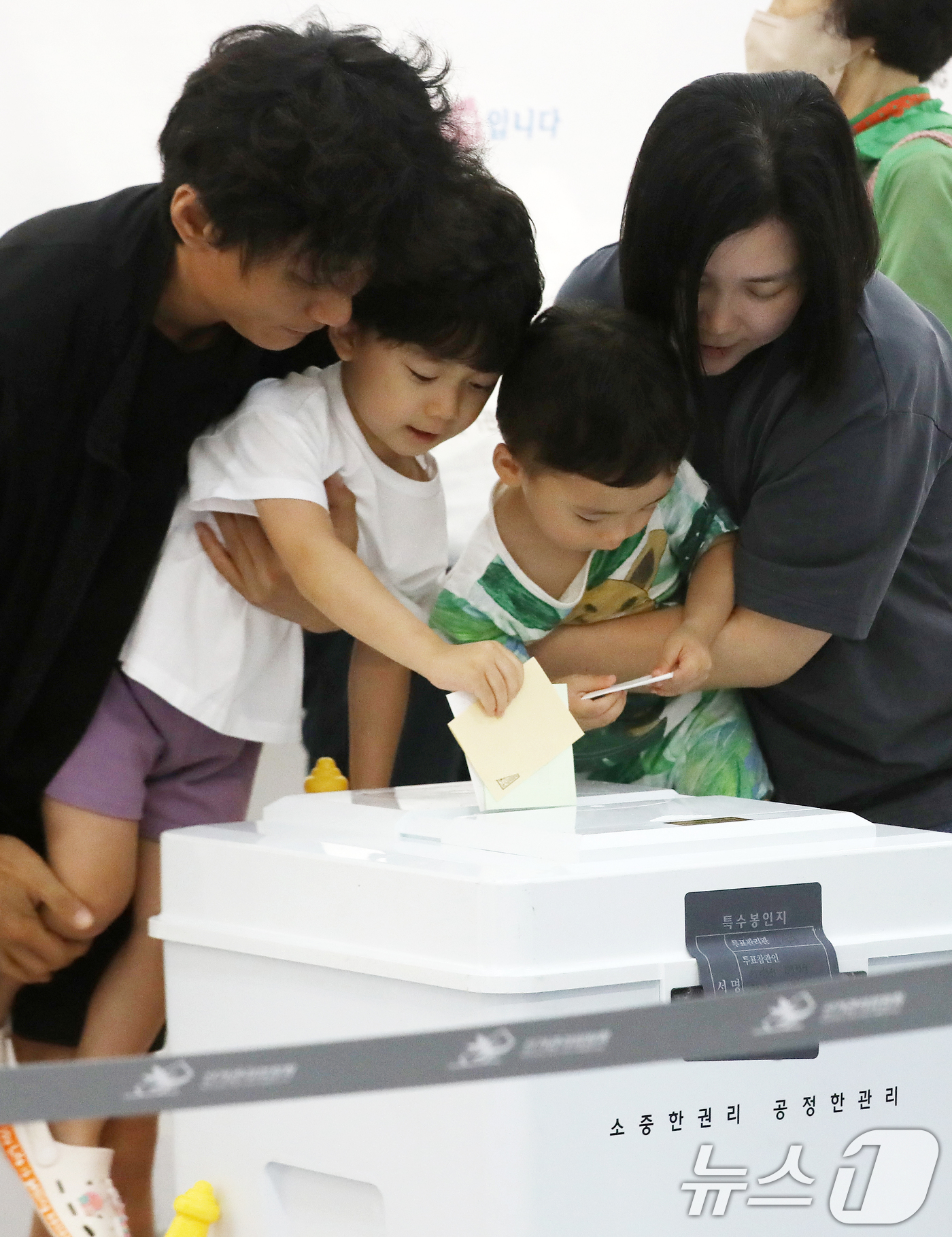 (부산=뉴스1) 윤일지 기자 = 제9회 전국동시지방선거 및 국회의원 재·보궐선거일인 3일 부산 부산진구청에 마련된 부암제1동제4투표소에서 유권자들이 아이들과 함께 투표를 하고 있다 …