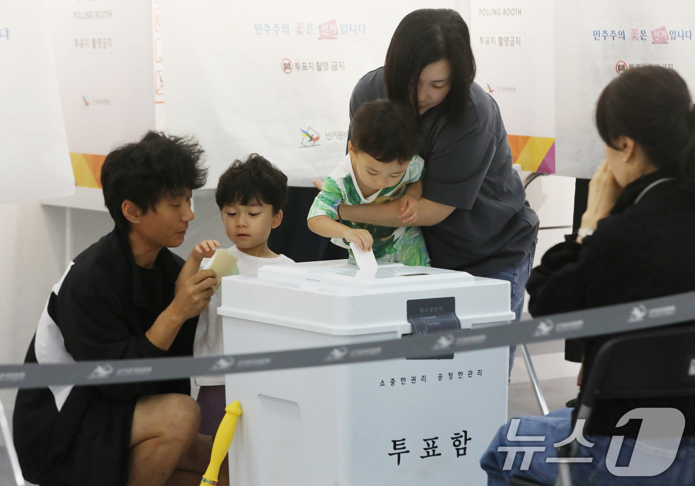 (부산=뉴스1) 윤일지 기자 = 제9회 전국동시지방선거 및 국회의원 재·보궐선거일인 3일 부산 부산진구청에 마련된 부암제1동제4투표소에서 유권자들이 아이들과 함께 투표를 하고 있다 …