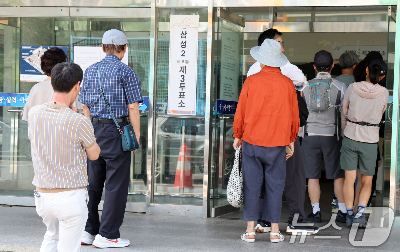 (서울=뉴스1) 김명섭 기자 = 제9회 전국동시지방선거일인 3일 오전 서울 강남구 언주중학교에 마련된 삼성2동 제3 투표소에서 시민들이 투표를 하기위해 줄서서 기다리고 있다. 전국 …