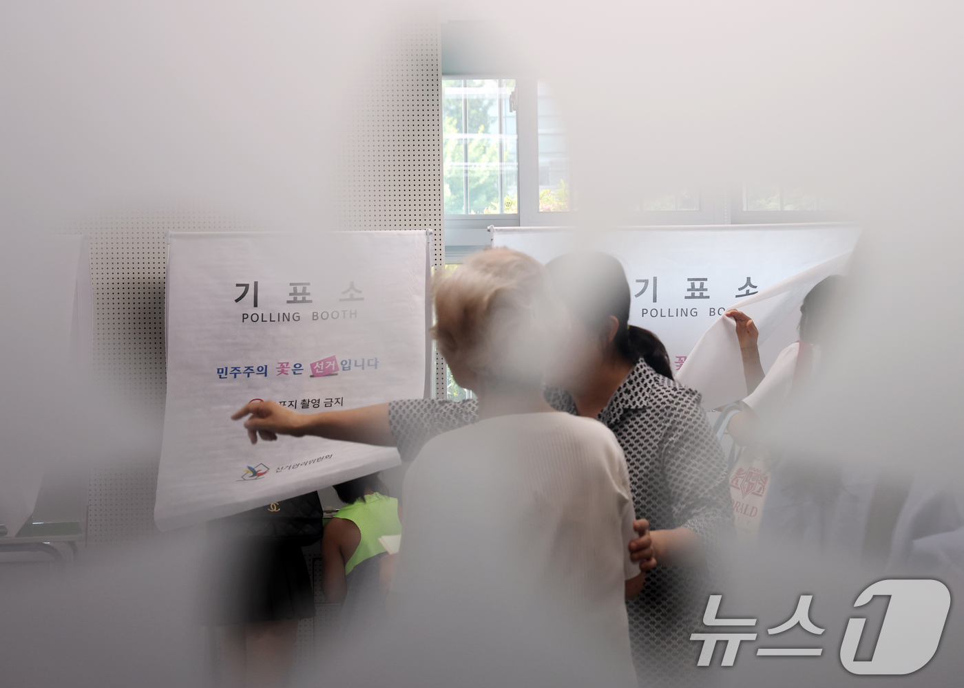 (서울=뉴스1) 김명섭 기자 = 제9회 전국동시지방선거일인 3일 오전 서울 강남구 압구정초등학교에 마련된 압구정동 제3 투표소에서 시민들이 투표를 하기위해 줄서서 기다리고 있다. …