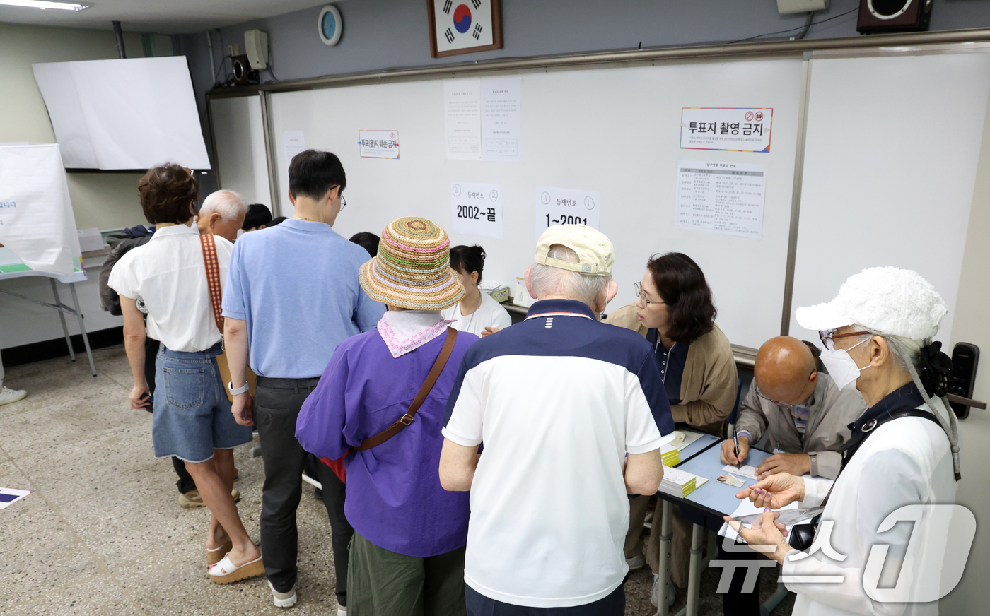 (서울=뉴스1) 김명섭 기자 = 제9회 전국동시지방선거일인 3일 오전 서울 강남구 압구정고등학교에 마련된 압구정동 제1 투표소에서 시민들이 투표를 하기위해 줄서서 기다리고 있다. …