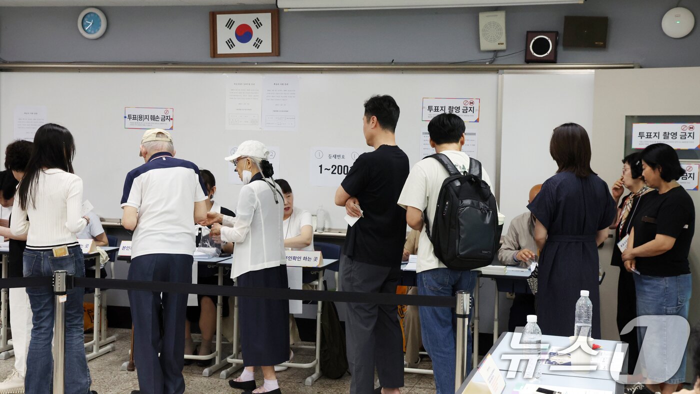 본문 이미지 - 제9회 전국동시지방선거일인 3일 오전 서울 강남구 압구정고등학교에 마련된 압구정동 제1 투표소에서 시민들이 투표를 하기위해 줄서서 기다리고 있다. 전국 광역단체장 16명, 교육감 16명, 시·군·구 기초단체장 227명, 광역의원 933명, 기초의원 3천35명 등 총 4천227명을 선출하는 이번 선거는 오전 6시부터 오후 6시까지 전국 1만4천288곳의 투표소에서 일제히 실시된다. ⓒ 뉴스1 김명섭 기자