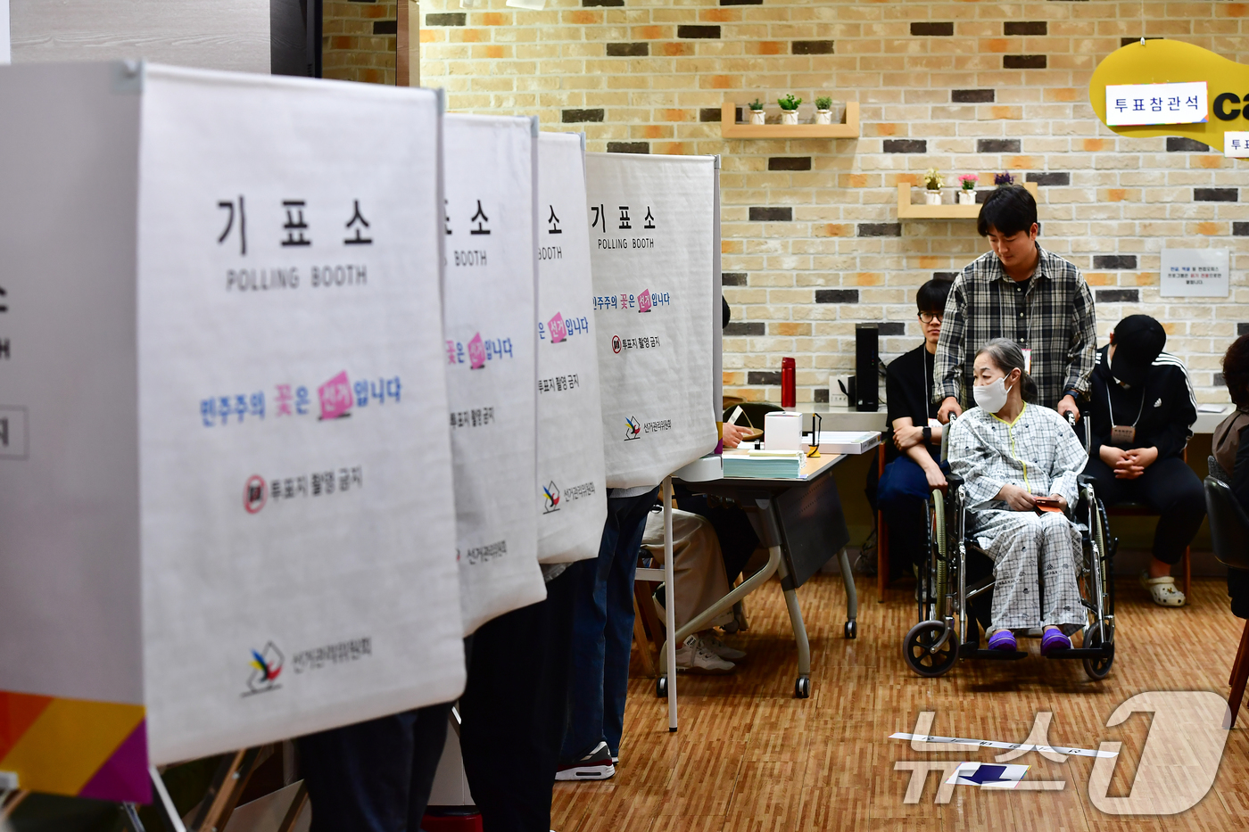 (포항=뉴스1) 최창호 기자 = 제9회 전국동시지방선거 본 투표일인 3일 오전 경북 포항시 북구 죽도동 포항고용복지플러스센터에 마련된 투표소에서 휠체어를 탄 유권자가 신원 확인을 …