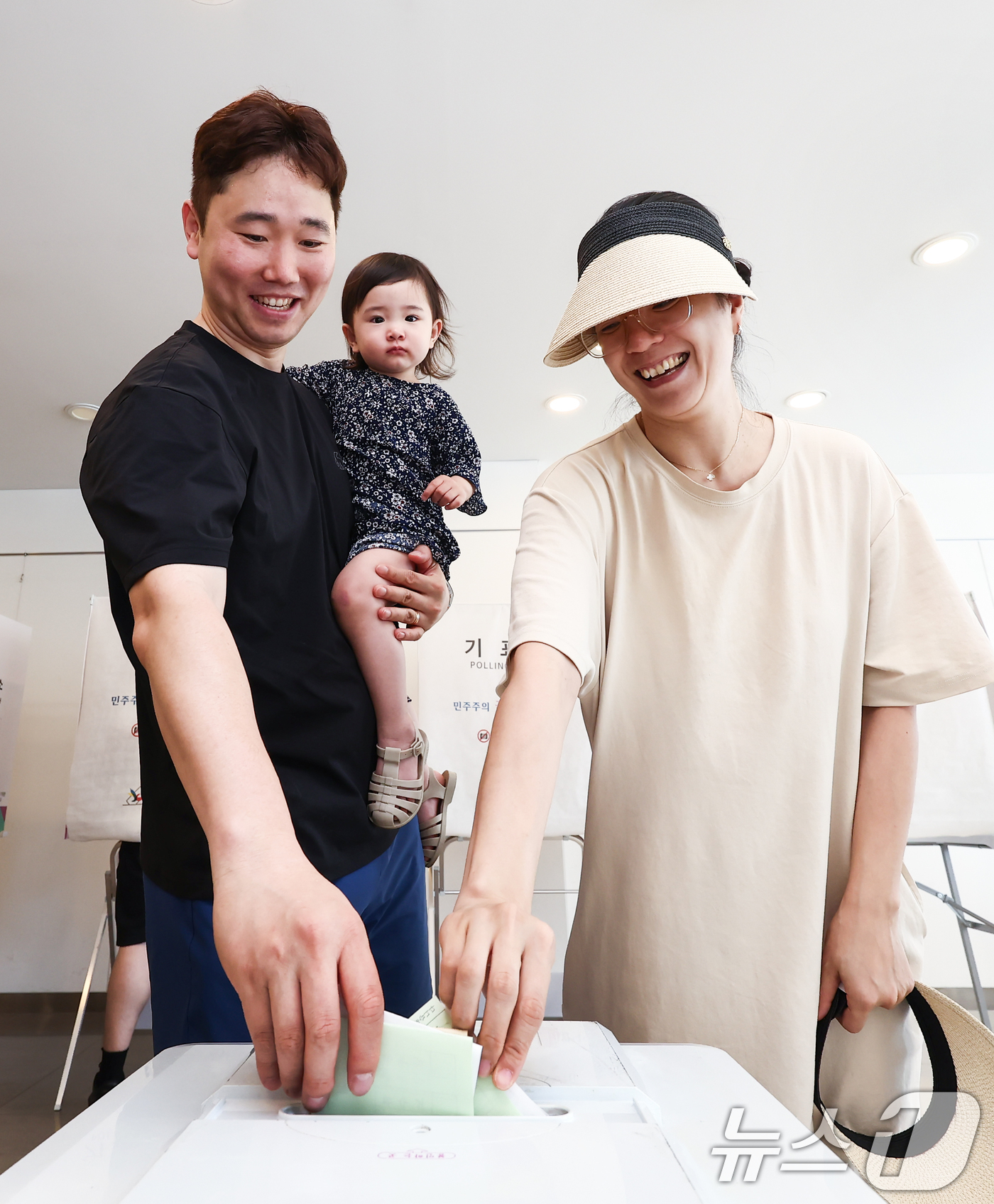 (서울=뉴스1) 김민지 기자 = 제9회 전국동시지방선거 투표일인 3일 오전 서울 광진구 기아자동차 대공원대리점 전시장에 마련된 능동제3투표소에서 한 가족이 소중한 한표를 행사하고 …