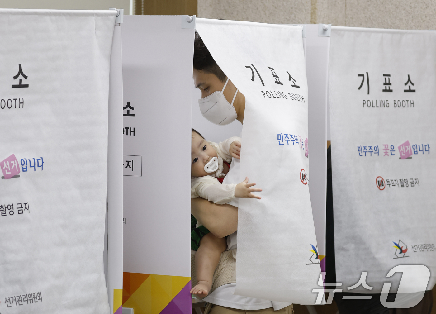 (광주=뉴스1) 김태성 기자 = 제9회 전국동시지방선거일인 3일 광주 광산구 평동 제1투표소인 평동드림센터에서 한 시민이 아이와 함께 투표를 하고 있다.  2026.6.3/뉴스1