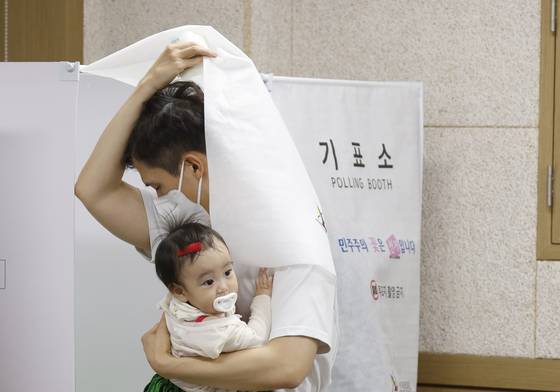 아빠랑 투표하러 왔어요