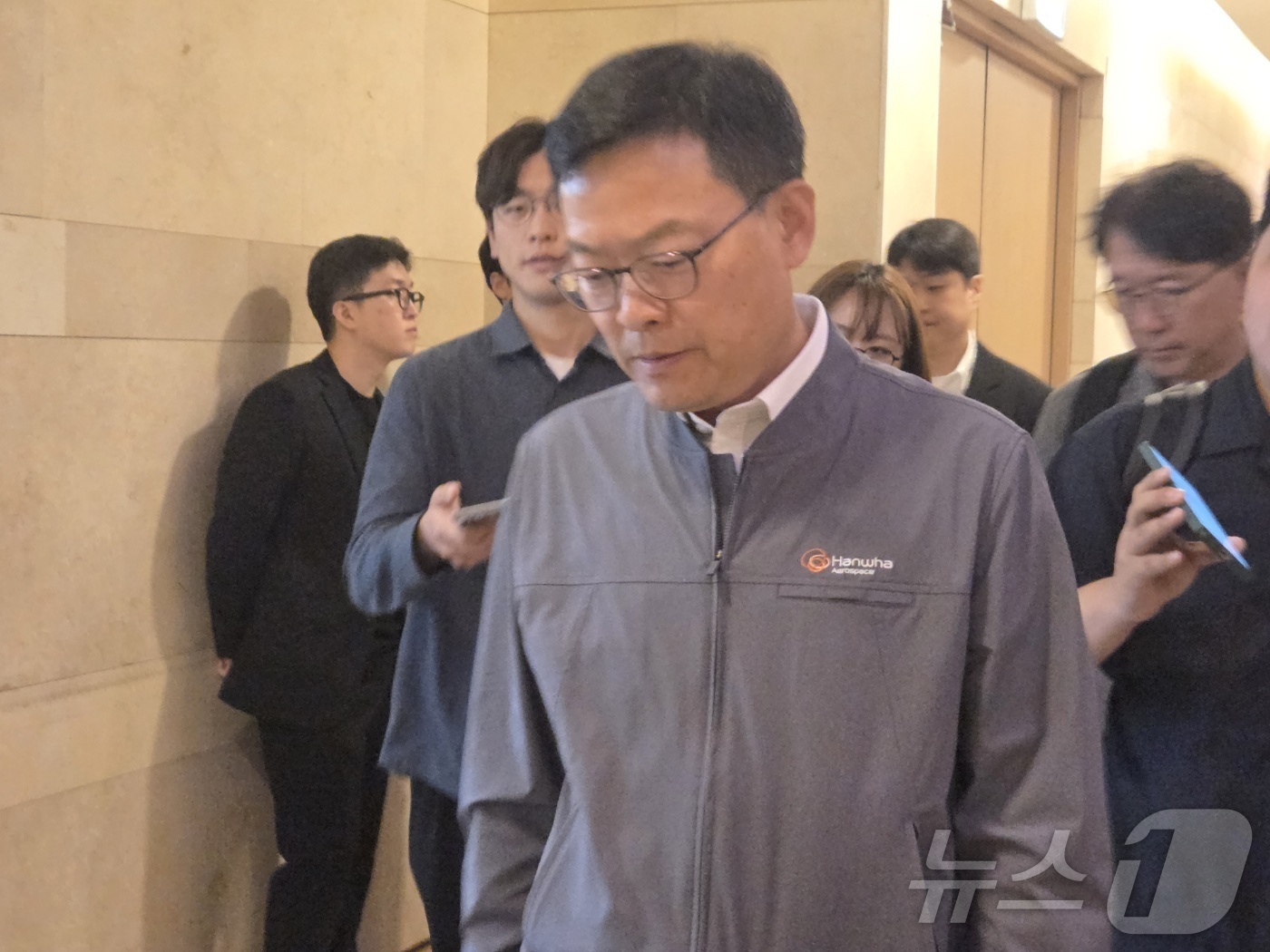 (대전=뉴스1) 김종서 기자 = 손재일 한화에어로스페이스 대표가 3일 오전 대전사업장 폭발 사고 사망자 유해가 안치된 대전의 한 장례식장을 찾아 유족들과 만난 후 이동하고 있다. …