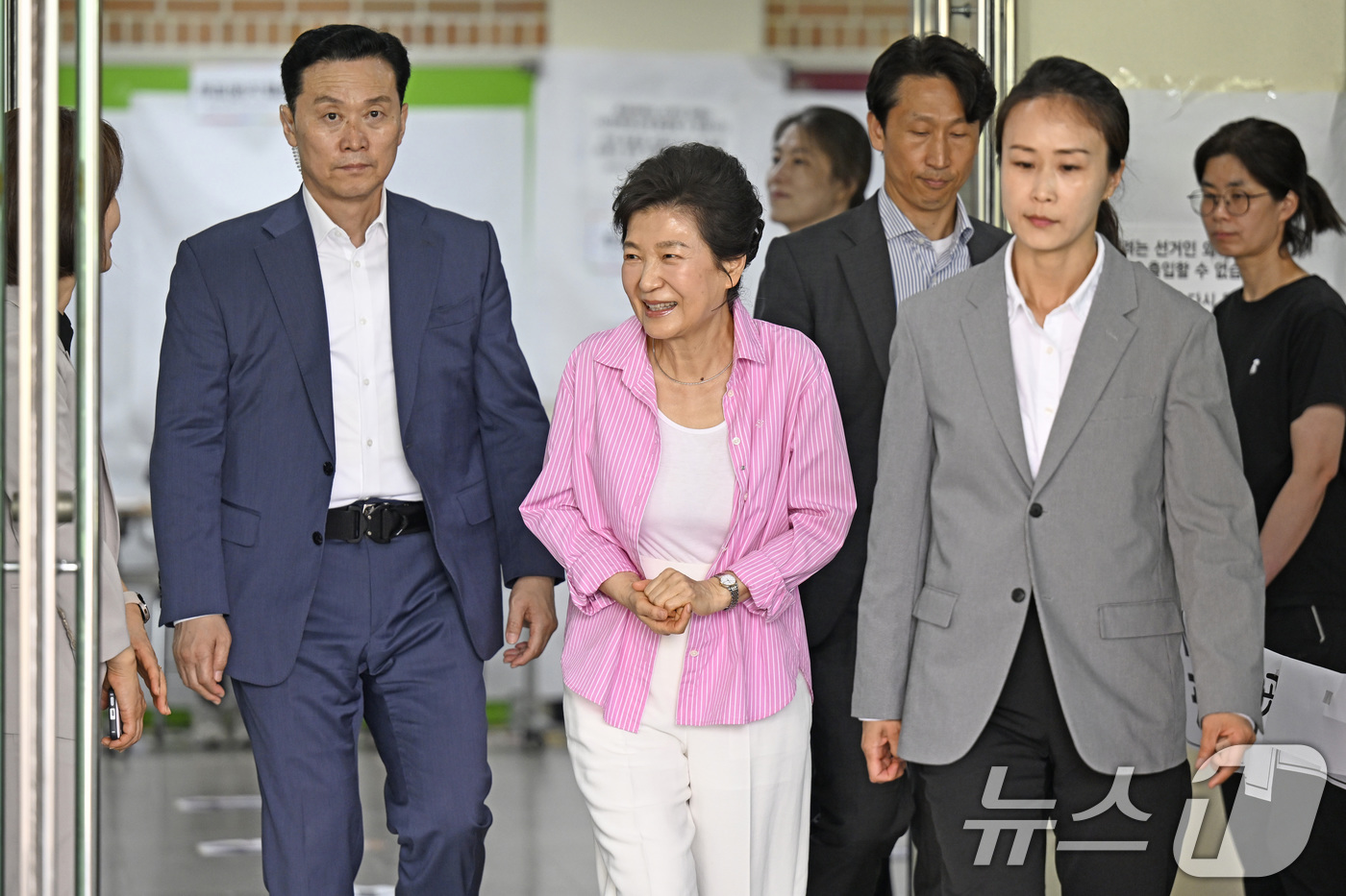 (대구=뉴스1) 공정식 기자 = 박근혜 전 대통령이 3일 오전 대구 달성군 비슬초등학교에 마련된 유가읍 제3투표소를 찾고 있다. 2026.6.3/뉴스1