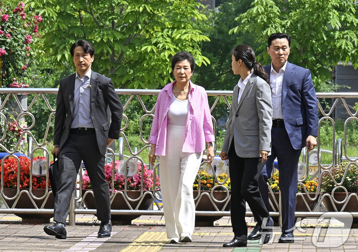 본문 이미지 - 박근혜 전 대통령이 3일 오전 대구 달성군 비슬초등학교에 마련된 유가읍 제3투표소를 찾고 있다. 2026.6.3 ⓒ 뉴스1 공정식 기자