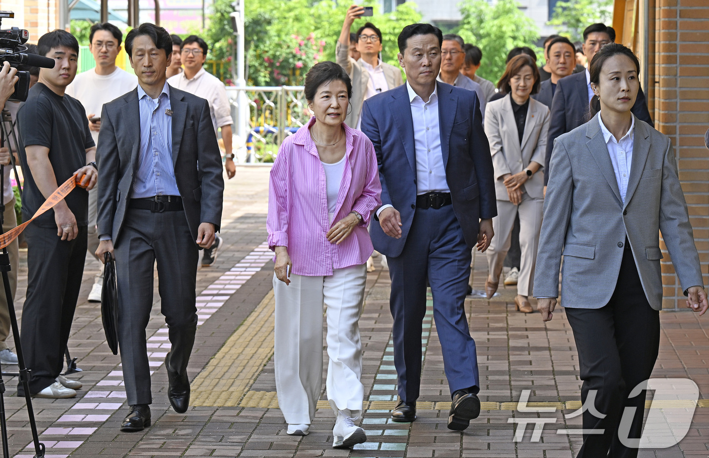(대구=뉴스1) 공정식 기자 = 박근혜 전 대통령이 3일 오전 대구 달성군 비슬초등학교에 마련된 유가읍 제3투표소를 찾고 있다. 2026.6.3/뉴스1