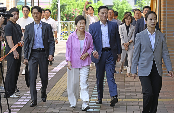투표소 향하는 박근혜