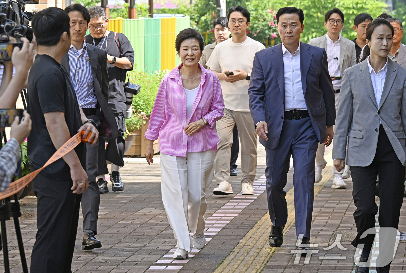 (대구=뉴스1) 공정식 기자 = 박근혜 전 대통령이 3일 오전 대구 달성군 비슬초등학교에 마련된 유가읍 제3투표소를 찾고 있다. 2026.6.3/뉴스1