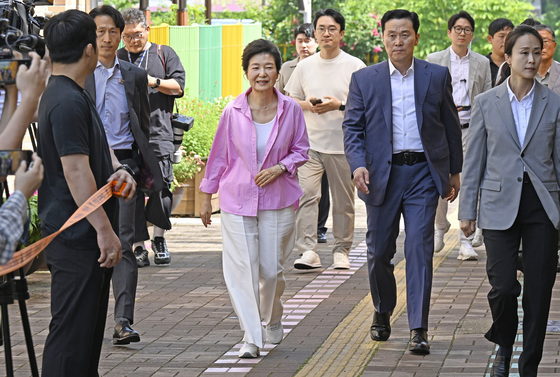 '핑크 셔츠' 박근혜, 투표소 도착