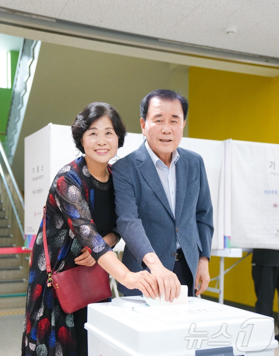 (예산=뉴스1) 이동원 기자 = 김지철 충남교육감은 3일 오전 예산 덕산중학교 1층 본관에 마련된 제9회 전국동시지방선거 투표소를 방문해 본투표에 참여했다.이날 김지철 교육감은 부 …