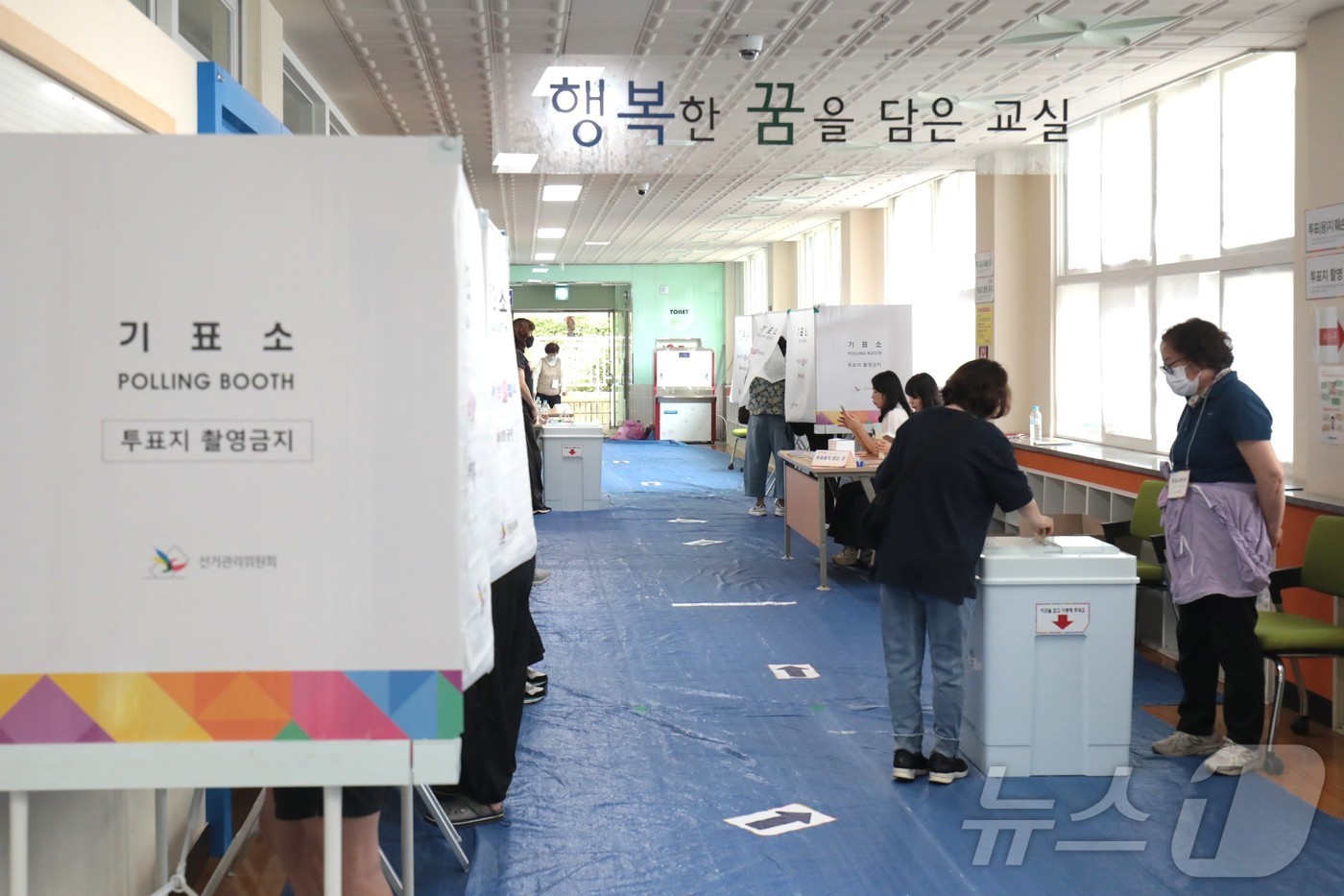 (울산=뉴스1) 김세은 기자 = 6·3 지방선거 본투표가 시작된 3일 울산 동구 화암초등학교 1층 복도에 투표소가 마련돼 유권자들이 투표하고 있다. 2026.6.3/뉴스1