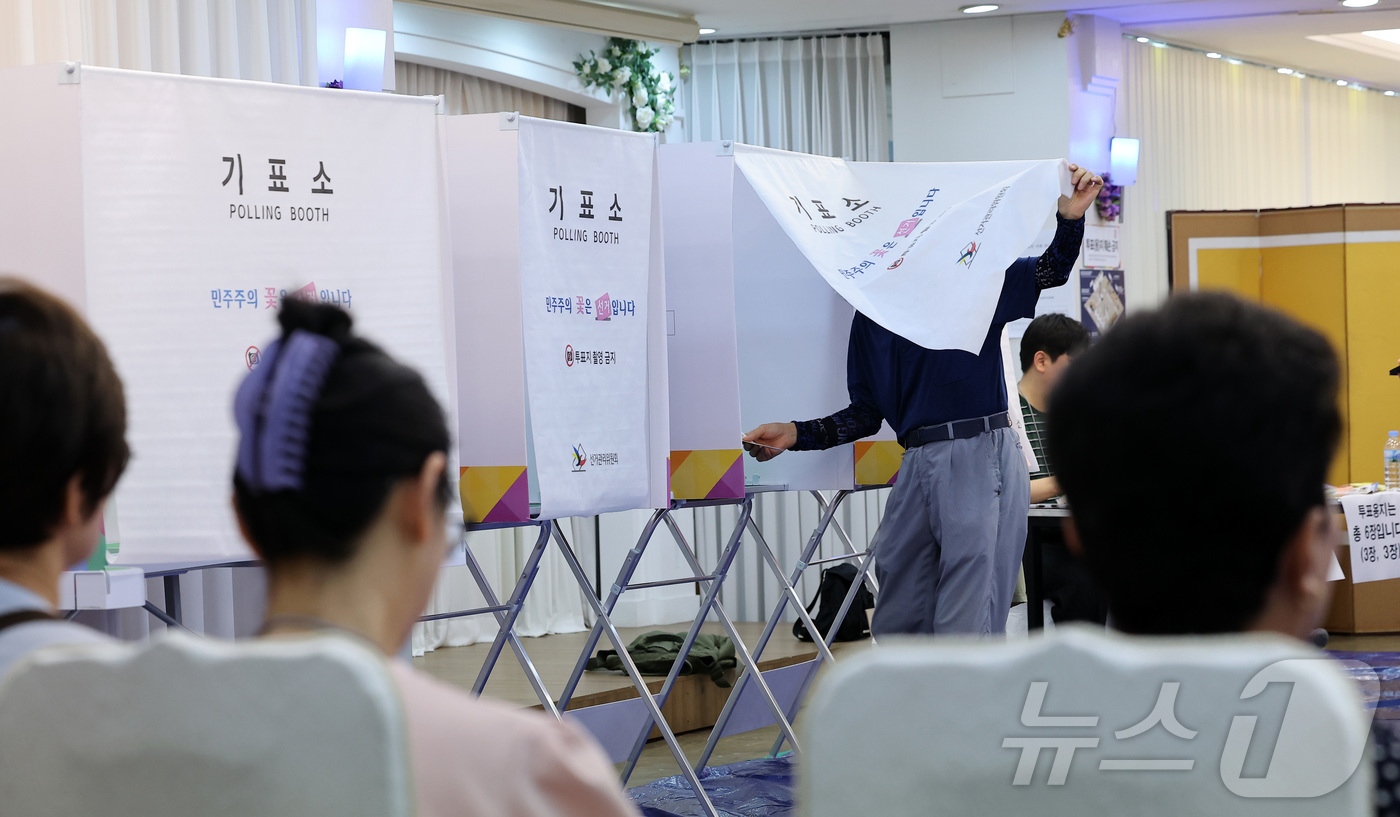 (서울=뉴스1) 김성진 기자 = 제9회 전국동시지방선거일인 3일 오전 서울 도봉구 그린컨벤션웨딩홀에 마련된 도봉1동 제2투표소에서 유권자들이 투표하고 있다. 2026.6.3/뉴스1 …