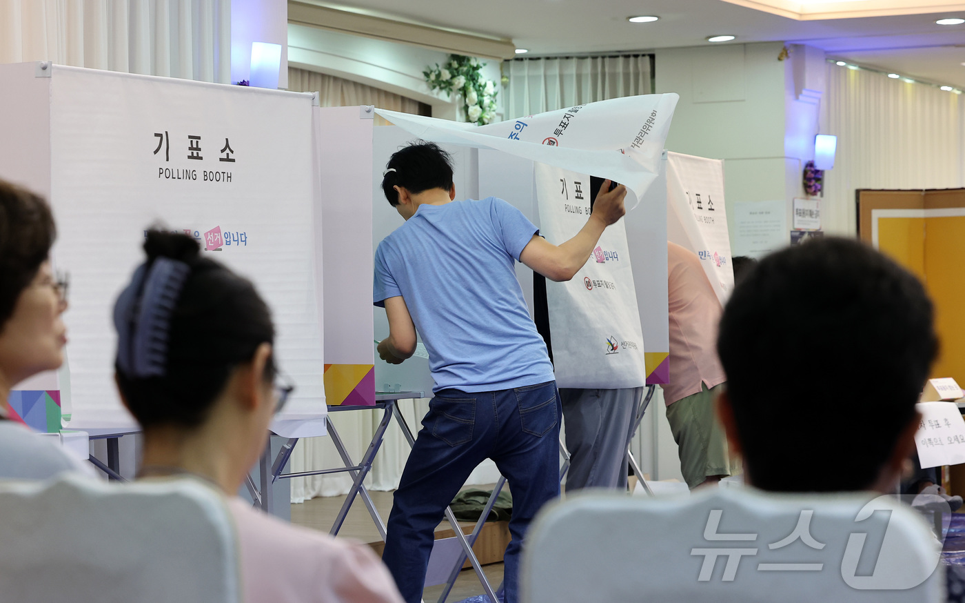 (서울=뉴스1) 김성진 기자 = 제9회 전국동시지방선거일인 3일 오전 서울 도봉구 그린컨벤션웨딩홀에 마련된 도봉1동 제2투표소에서 유권자들이 투표하고 있다. 2026.6.3/뉴스1 …