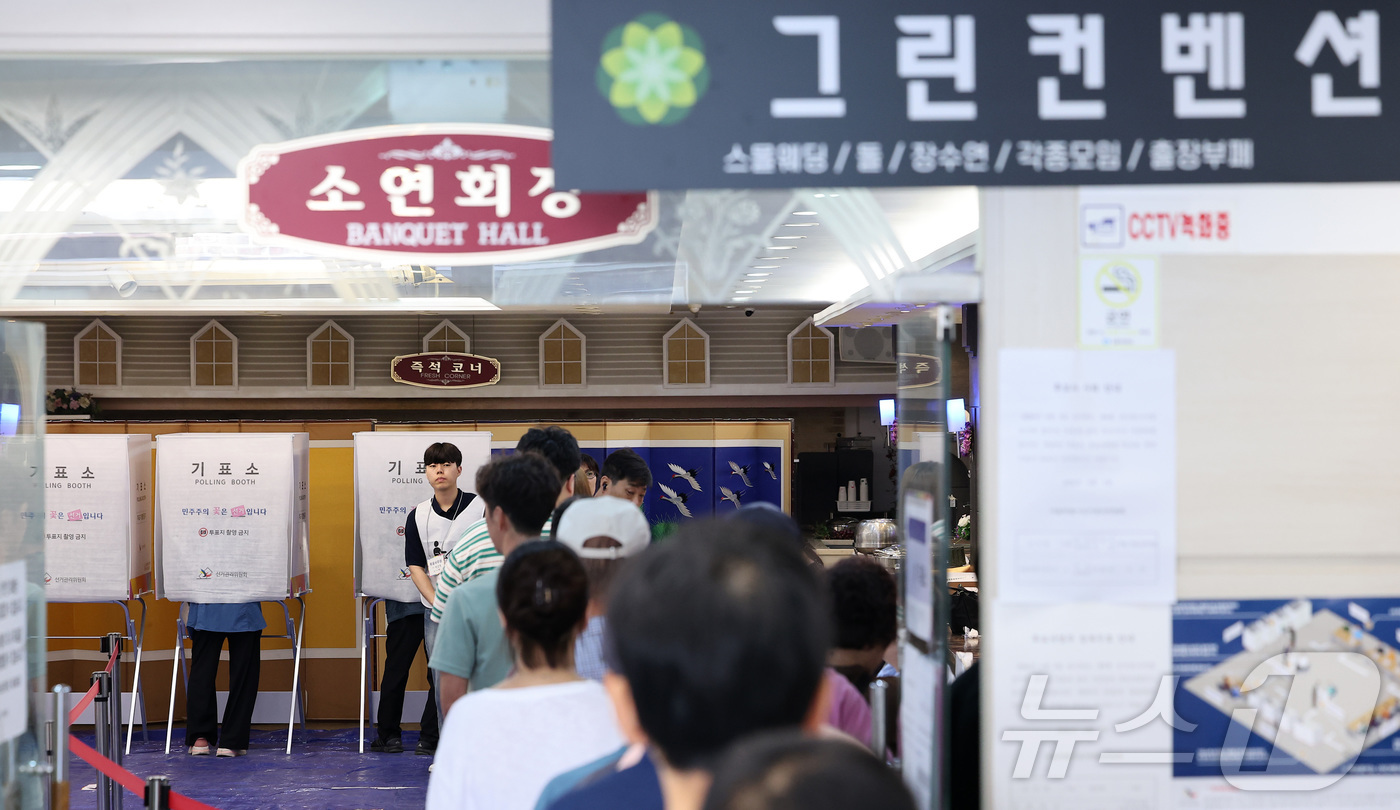 (서울=뉴스1) 김성진 기자 = 제9회 전국동시지방선거일인 3일 오전 서울 도봉구 그린컨벤션웨딩홀에 마련된 도봉1동 제2투표소에서 유권자들이 투표를 하기 위해 대기하고 있다. 20 …