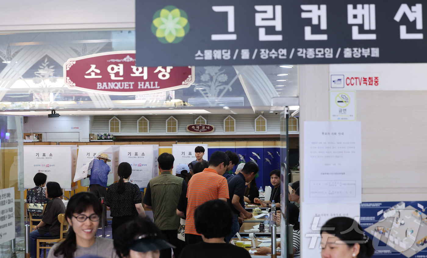 (서울=뉴스1) 김성진 기자 = 제9회 전국동시지방선거일인 3일 오전 서울 도봉구 그린컨벤션웨딩홀에 마련된 도봉1동 제2투표소에서 유권자들이 투표하고 있다. 2026.6.3/뉴스1 …