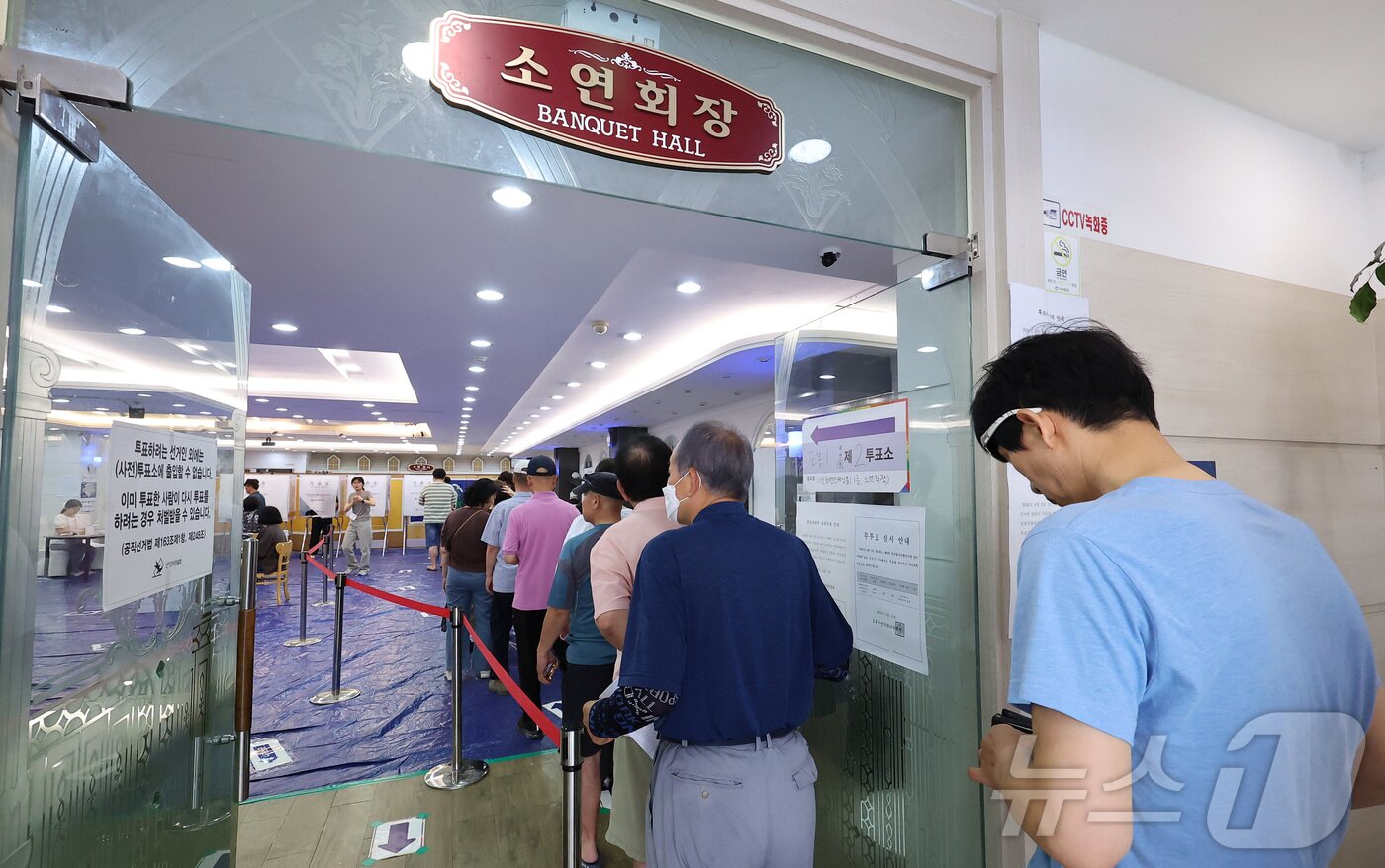 본문 이미지 - 제9회 전국동시지방선거일인 3일 오전 서울 도봉구 그린컨벤션웨딩홀에 마련된 도봉1동 제2투표소에서 유권자들이 투표를 위해 대기하고 있다. 2026.6.3 ⓒ 뉴스1 김성진 기자