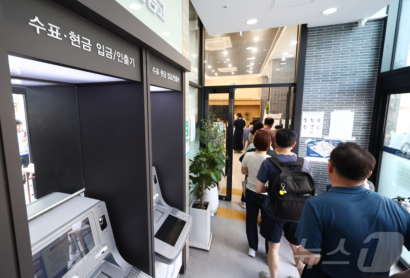 (서울=뉴스1) 김민지 기자 = 제9회 전국동시지방선거 투표일인 3일 오전 서울 광진구 새마을금고 본점에 마련된 투표소에서 시민들이 소중한 한표를 행사하기 위해 줄을 서서 기다리고 …