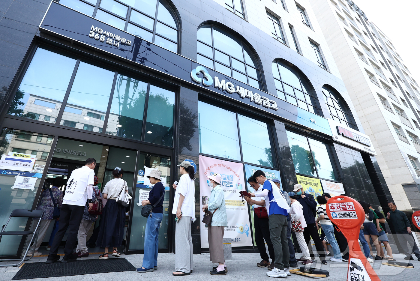 (서울=뉴스1) 김민지 기자 = 제9회 전국동시지방선거 투표일인 3일 오전 서울 광진구 새마을금고 본점에 마련된 투표소에서 시민들이 소중한 한표를 행사하기 위해 줄을 서서 기다리고 …