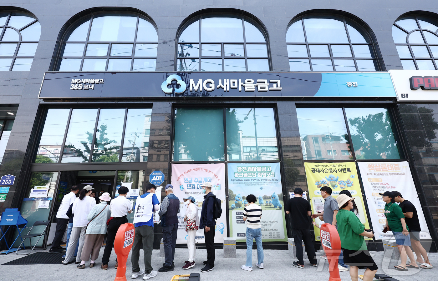 (서울=뉴스1) 김민지 기자 = 제9회 전국동시지방선거 투표일인 3일 오전 서울 광진구 새마을금고 본점에 마련된 투표소에서 시민들이 소중한 한표를 행사하기 위해 줄을 서서 기다리고 …