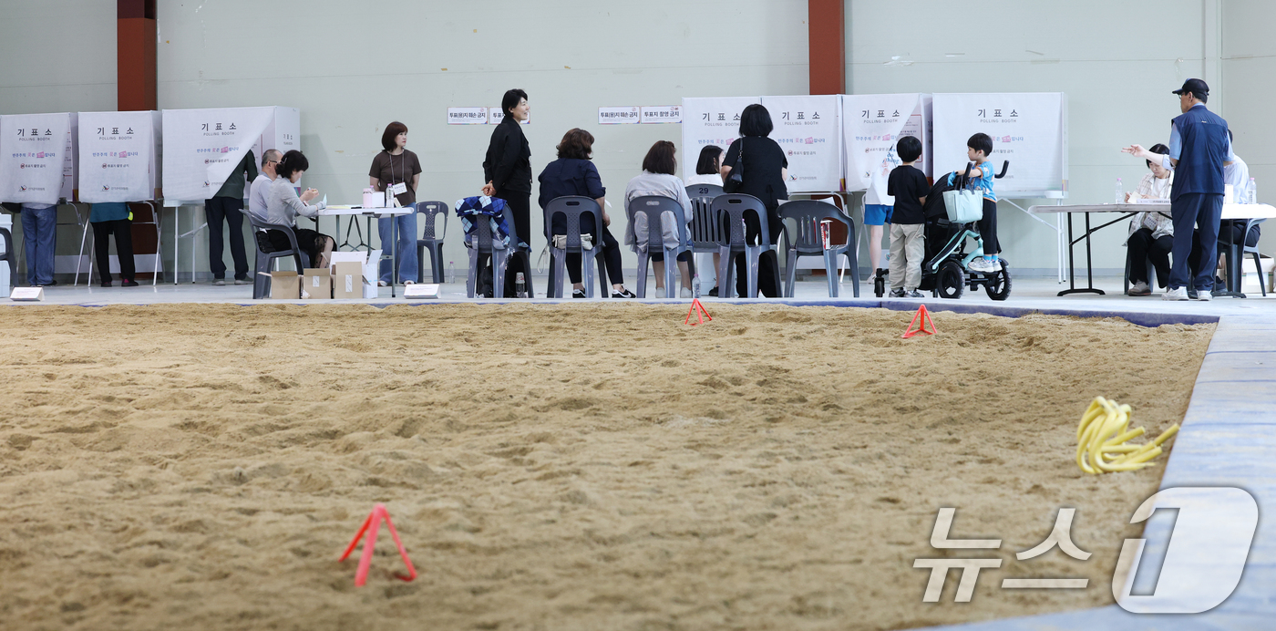 (성남=뉴스1) 김영운 기자 = 제9회 전국동시지방선거 및 국회의원 재·보궐선거 본투표 날인 3일 경기 성남시 중원구 성남종합운동장 실내씨름장에 마련된 성남동제2투표소에서 유권자들 …