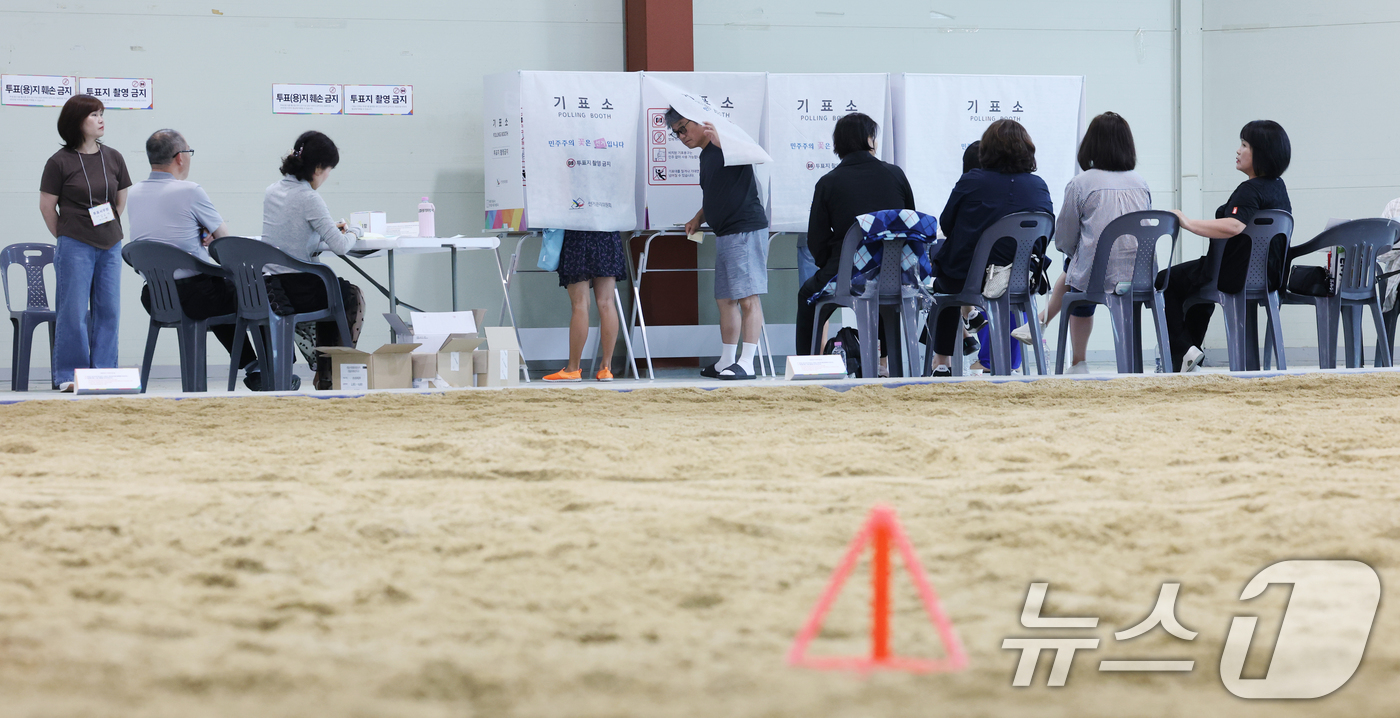 (성남=뉴스1) 김영운 기자 = 제9회 전국동시지방선거 및 국회의원 재·보궐선거 본투표 날인 3일 경기 성남시 중원구 성남종합운동장 실내씨름장에 마련된 성남동제2투표소에서 유권자들 …