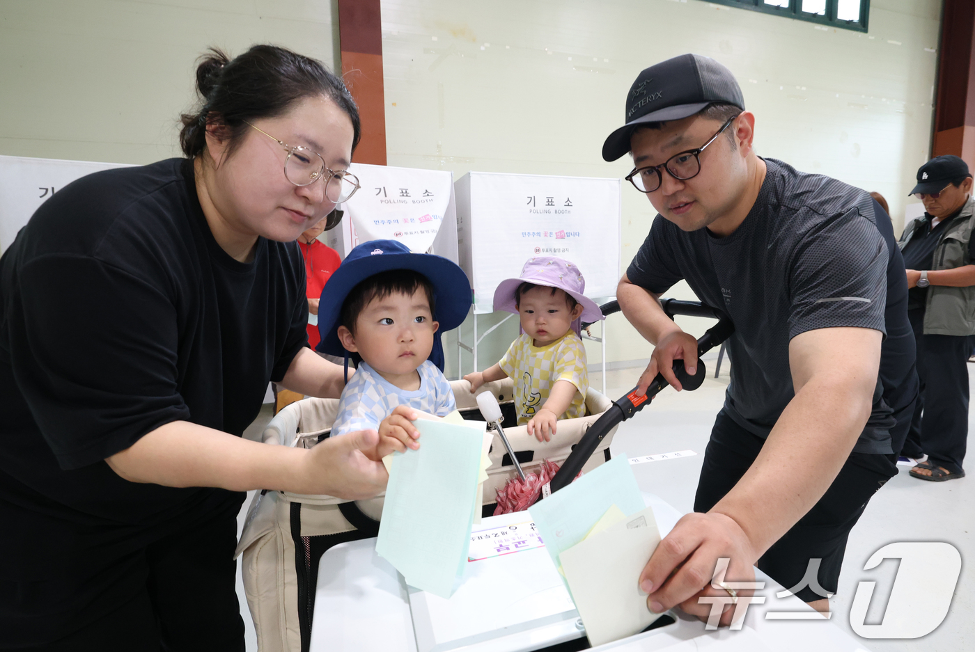 (성남=뉴스1) 김영운 기자 = 제9회 전국동시지방선거 및 국회의원 재·보궐선거 본투표 날인 3일 경기 성남시 중원구 성남종합운동장 실내씨름장에 마련된 성남동제2투표소에서 한 가족 …