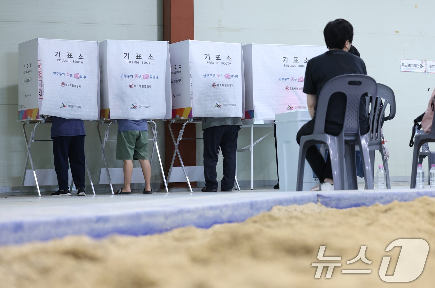 본문 이미지 - 제9회 전국동시지방선거 및 국회의원 재·보궐선거 본투표 날인 3일 경기 성남시 중원구 성남종합운동장 실내씨름장에 마련된 성남동제2투표소에서 유권자들이 투표를 하고 있다. 2026.6.3 ⓒ 뉴스1 김영운 기자