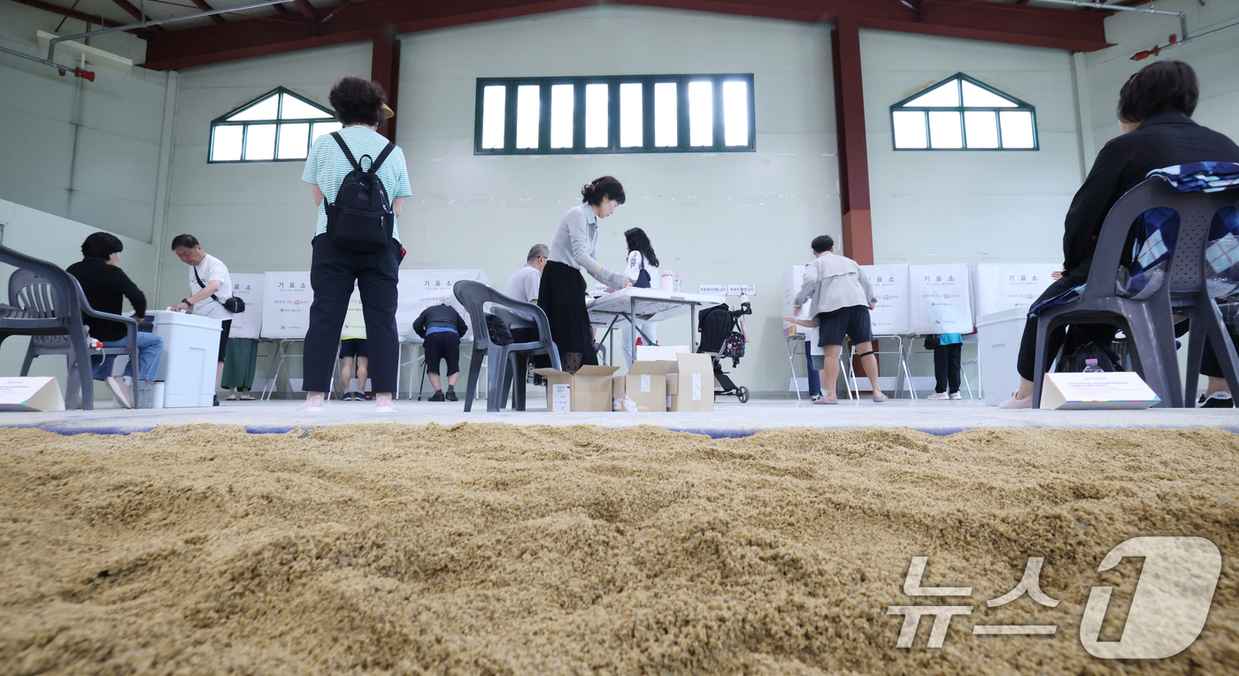 (성남=뉴스1) 김영운 기자 = 제9회 전국동시지방선거 및 국회의원 재·보궐선거 본투표 날인 3일 경기 성남시 중원구 성남종합운동장 실내씨름장에 마련된 성남동제2투표소에서 유권자들 …