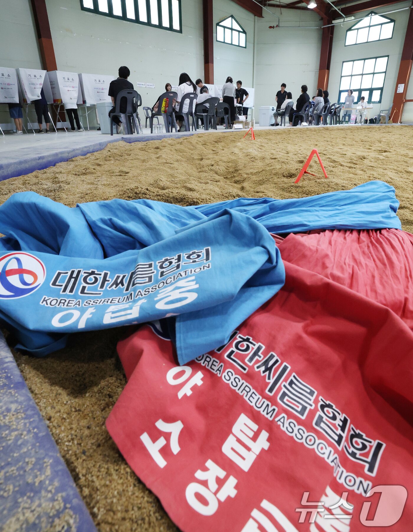본문 이미지 - 제9회 전국동시지방선거 및 국회의원 재·보궐선거 본투표 날인 3일 경기 성남시 중원구 성남종합운동장 실내씨름장에 마련된 성남동제2투표소에서 유권자들이 투표를 하고 있다. 2026.6.3 ⓒ 뉴스1 김영운 기자