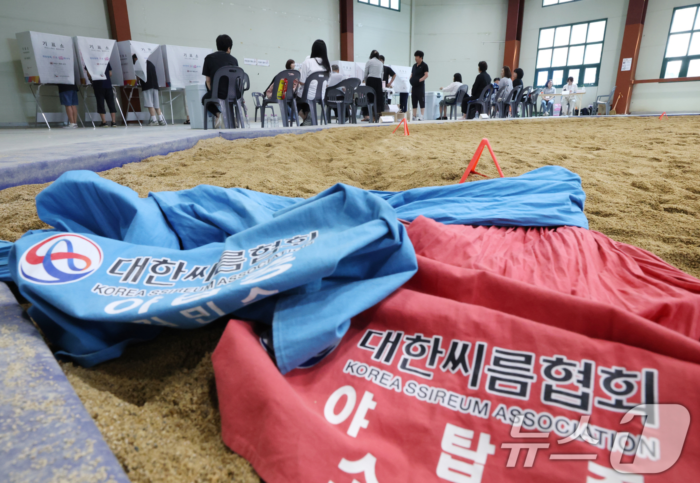 (성남=뉴스1) 김영운 기자 = 제9회 전국동시지방선거 및 국회의원 재·보궐선거 본투표 날인 3일 경기 성남시 중원구 성남종합운동장 실내씨름장에 마련된 성남동제2투표소에서 유권자들 …
