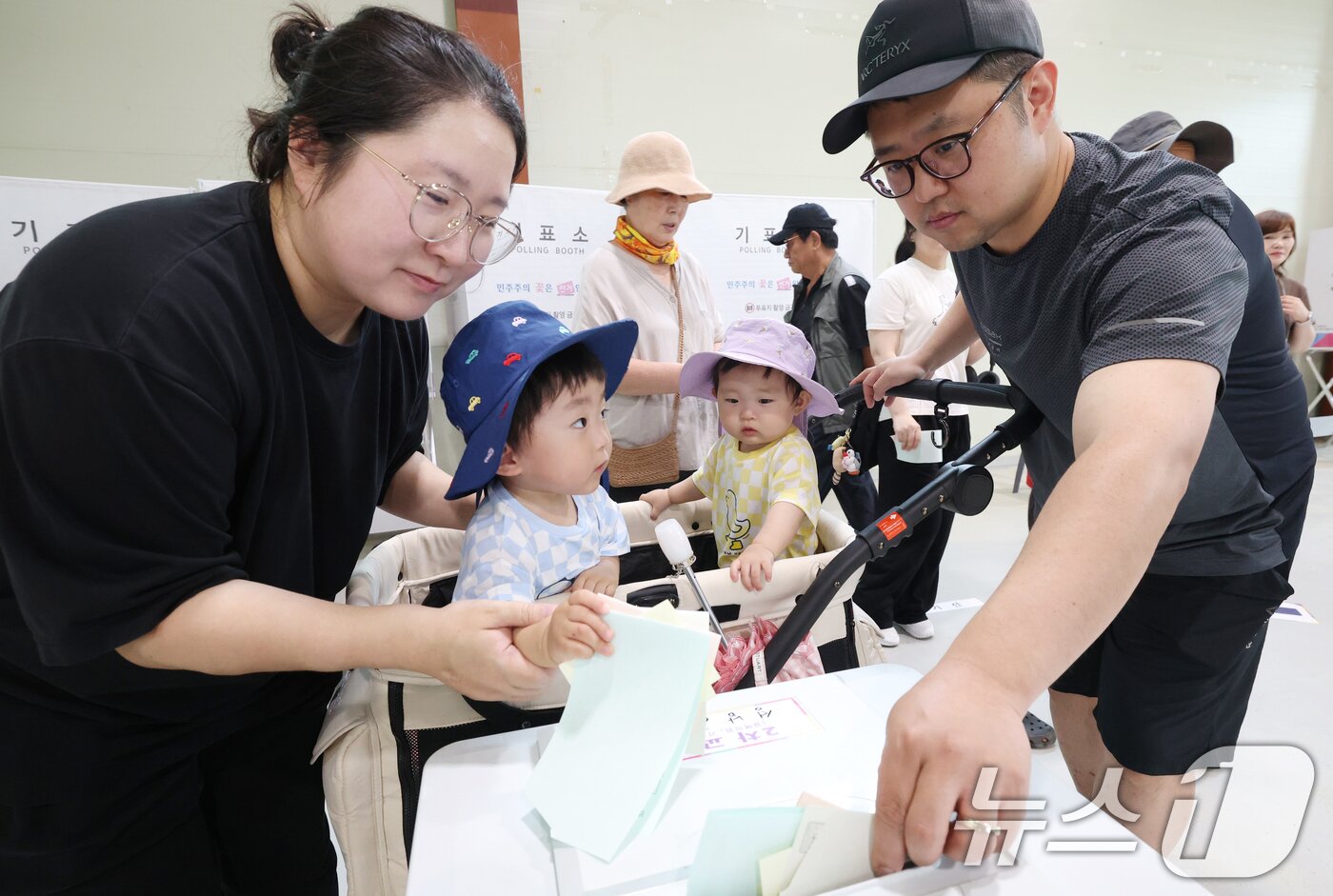 본문 이미지 - 제9회 전국동시지방선거 및 국회의원 재·보궐선거 본투표 날인 3일 경기 성남시 중원구 성남종합운동장 실내씨름장에 마련된 성남동제2투표소에서 한 가족이 투표를 하고 있다. 2026.6.3 ⓒ 뉴스1 김영운 기자