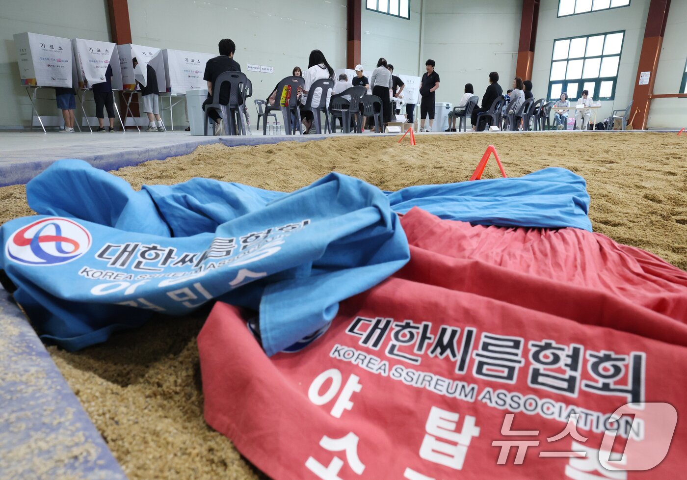 본문 이미지 - 제9회 전국동시지방선거 및 국회의원 재·보궐선거 본투표 날인 3일 경기 성남시 중원구 성남종합운동장 실내씨름장에 마련된 성남동제2투표소에서 유권자들이 투표를 하고 있다. 2026.6.3 ⓒ 뉴스1 김영운 기자