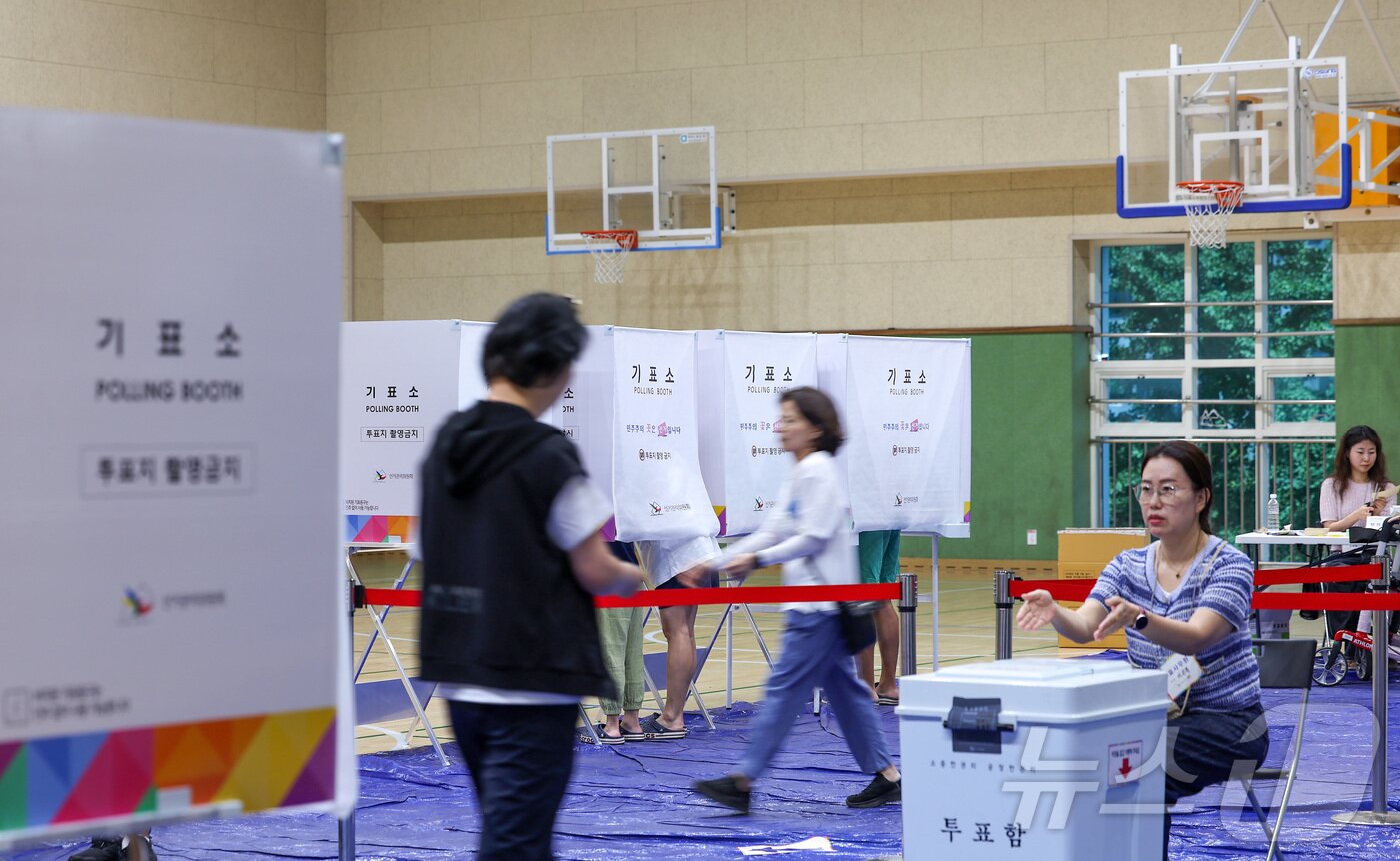 본문 이미지 - 제9회 전국동시지방선거일인 3일 오전 서울 도봉구 도봉동 실내스포츠센터에 마련된 투표소에서 유권자들이 투표를 하고 있다. 2026.6.3 ⓒ 뉴스1 김성진 기자