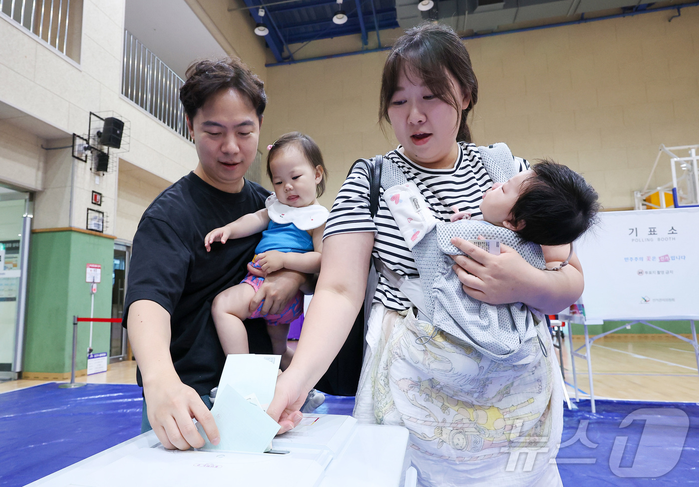 (서울=뉴스1) 김성진 기자 = 제9회 전국동시지방선거일인 3일 오전 서울 도봉구 도봉동 실내스포츠센터에 마련된 투표소에서 유권자들이 아이들과 함께 투표를 하고 있다. 2026.6 …