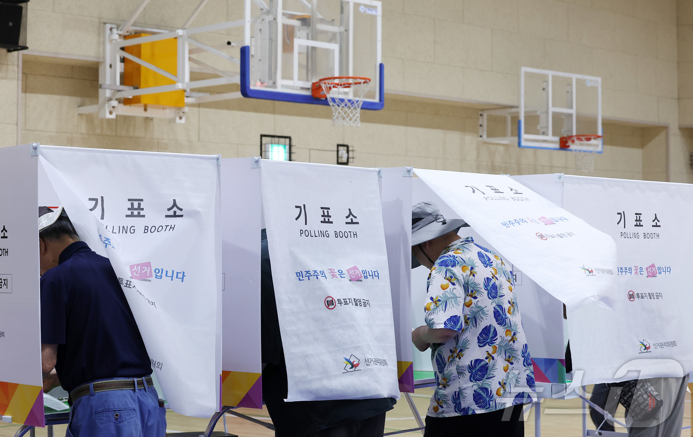 (서울=뉴스1) 김성진 기자 = 제9회 전국동시지방선거일인 3일 오전 서울 도봉구 도봉동 실내스포츠센터에 마련된 투표소에서 유권자들이 투표를 하고 있다. 2026.6.3/뉴스1