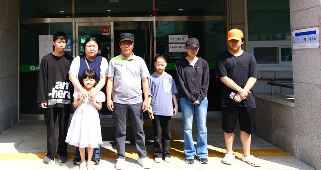 "아이에게 민주주의 의미 전해"…영동 9남매 가족 소중한 한 표 행사